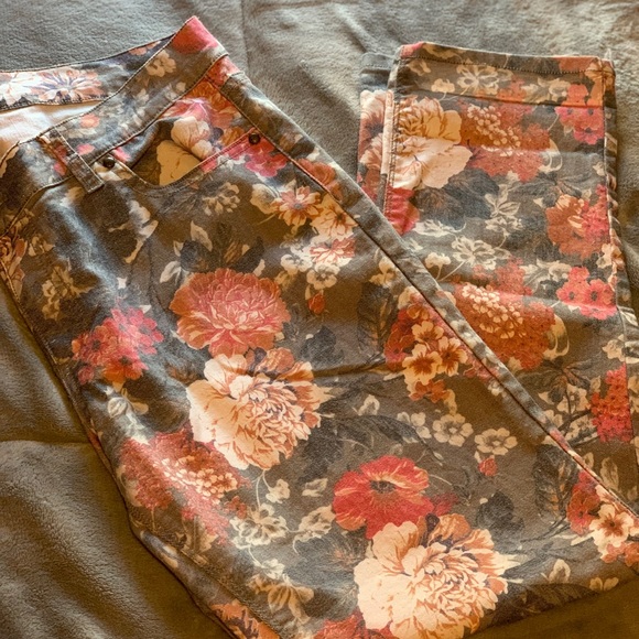 New York & Company Denim - Floral New York & Company Skinny Jeans